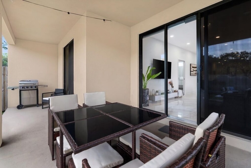 Golden Fox Downtown Pool House 3 Bedroom Home