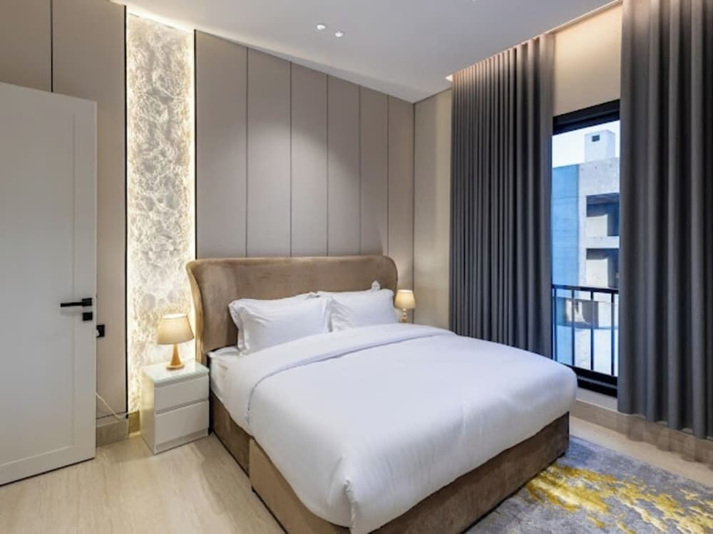 Trendy Apartment With Access to Shared Garden