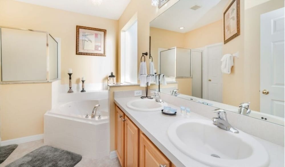 Spacious Emerald Island Home, Private Pool & Minutes To Disney! 6 Bedroom Villa
