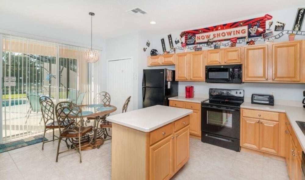 Spacious Emerald Island Home, Private Pool & Minutes To Disney! 6 Bedroom Villa