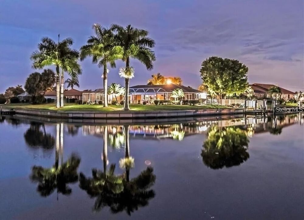 Punta Gorda Isles 4-Bedroom Private Pool+Spa Home on Canal 4 Home