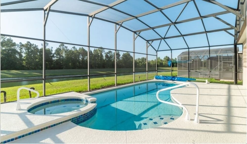 Spacious Emerald Island Home, Private Pool & Minutes To Disney! 6 Bedroom Villa