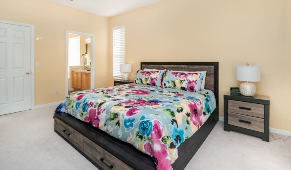 Spacious Emerald Island Home, Private Pool & Minutes To Disney! 6 Bedroom Villa