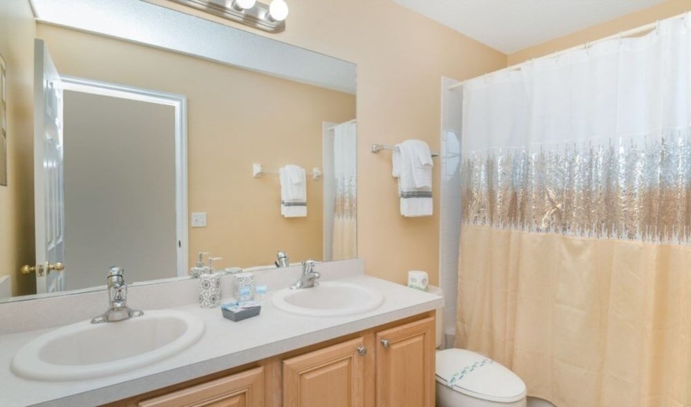Spacious Emerald Island Home, Private Pool & Minutes To Disney! 6 Bedroom Villa