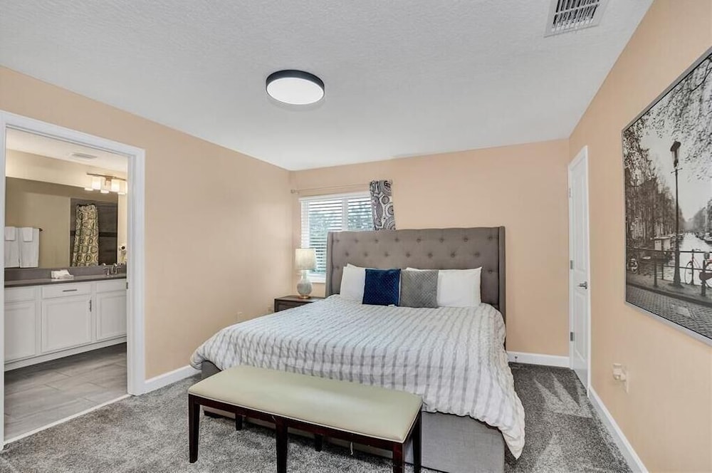 5021 WA - Stunning Townhome With Private Pool