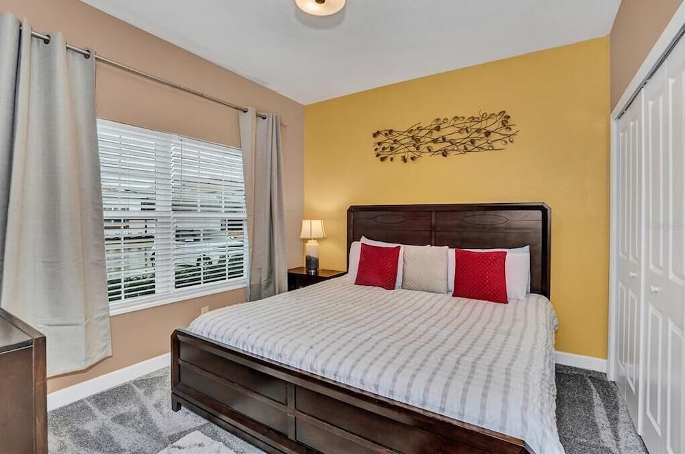 5021 WA - Stunning Townhome With Private Pool