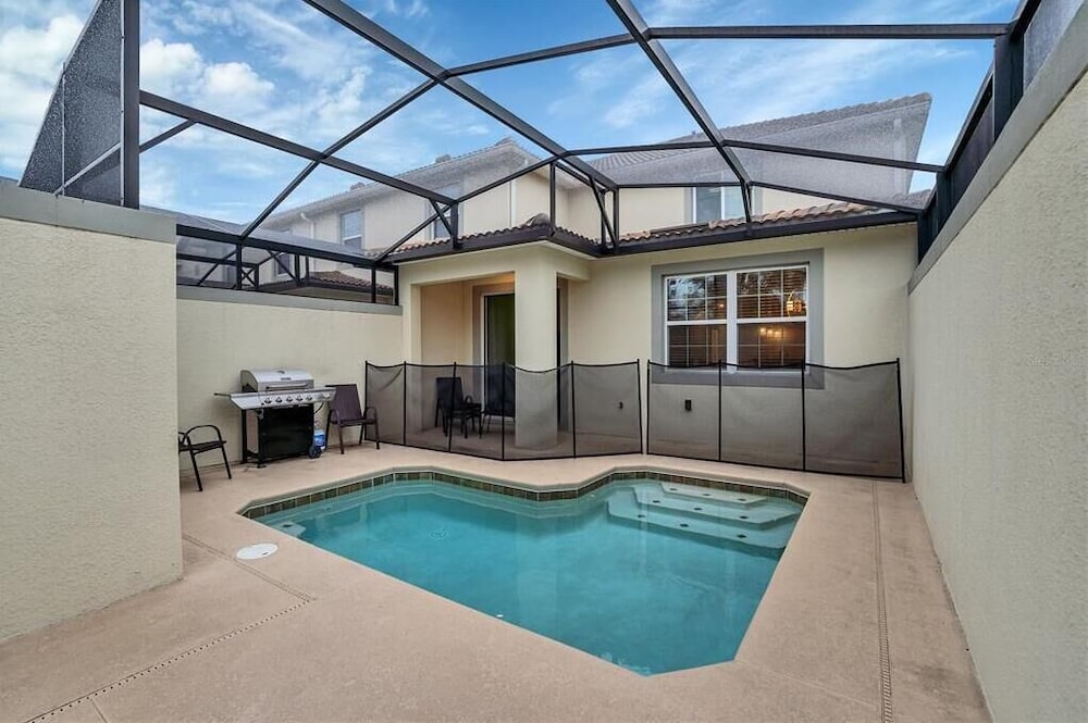 5021 WA - Stunning Townhome With Private Pool