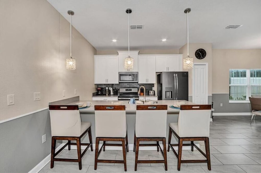 5021 WA - Stunning Townhome With Private Pool