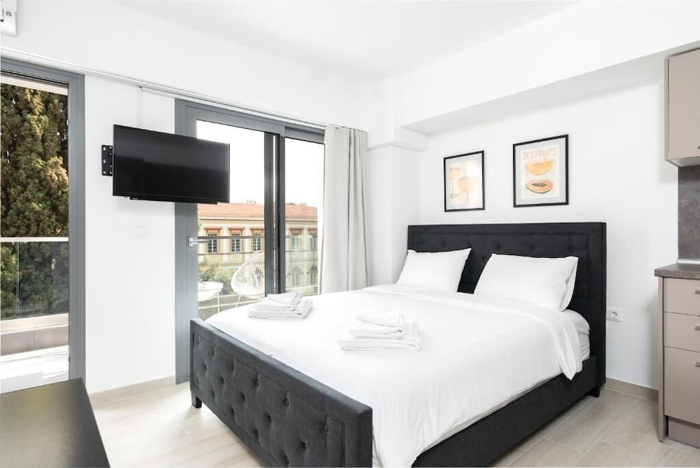 Velvet Luxury Studios in the City Center by BiNobi!