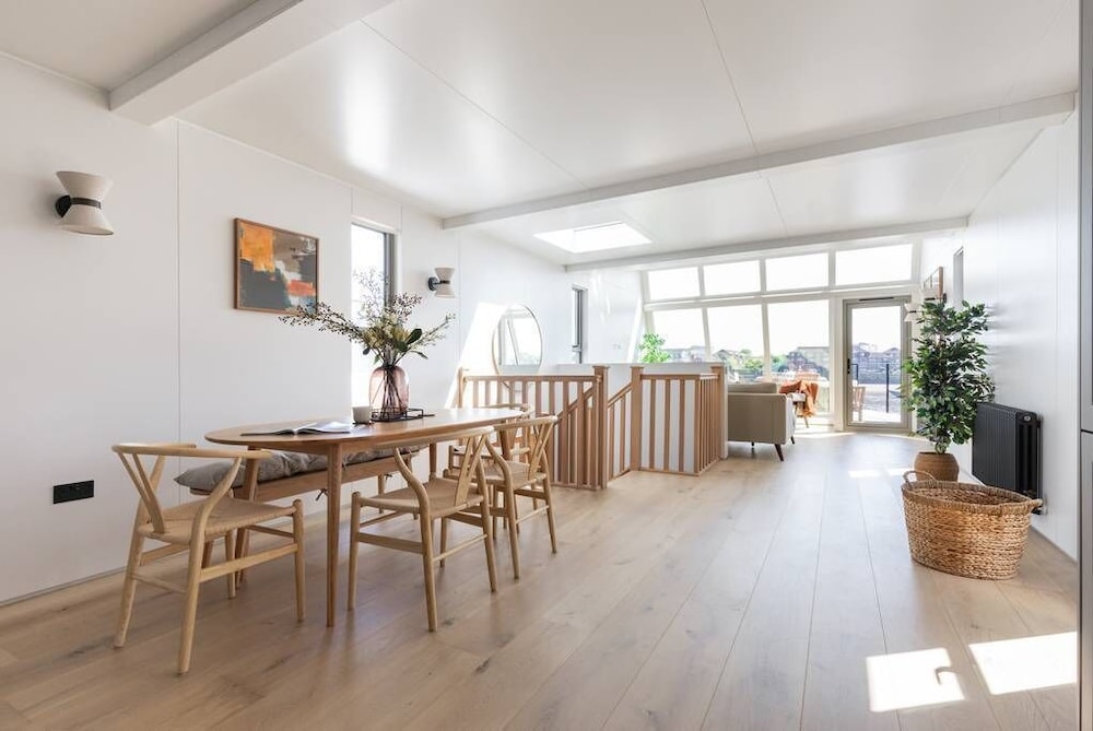 Cheyne Walk Houseboat by Onefinestay