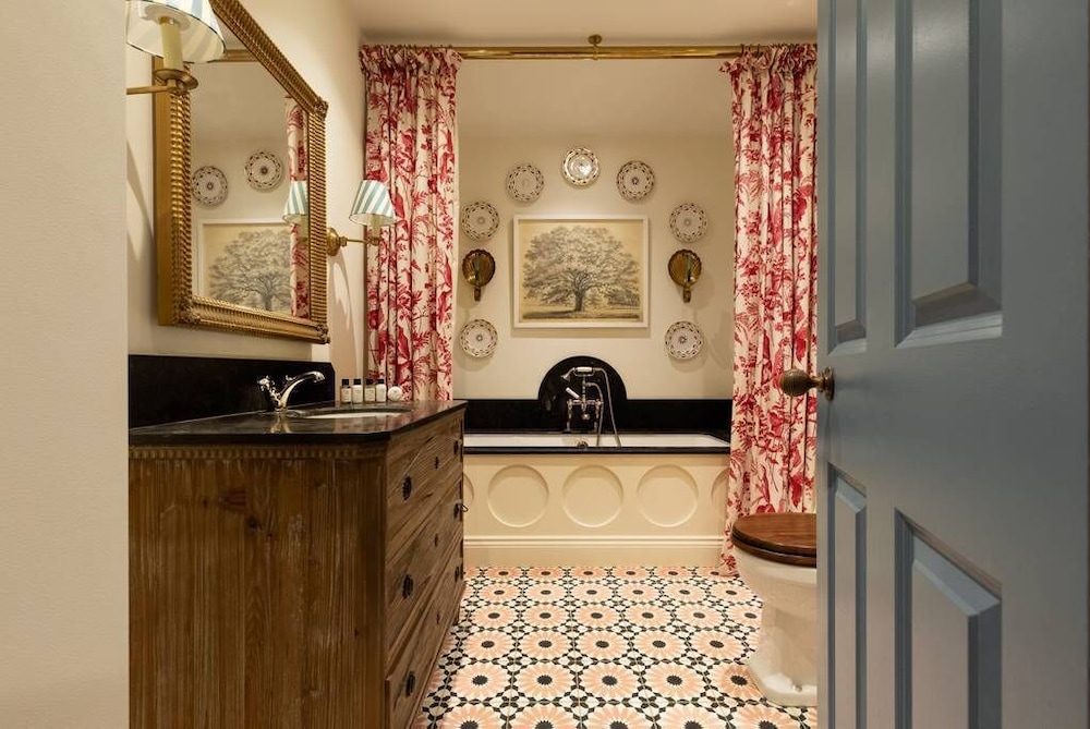 Porchester Square VI by Onefinestay
