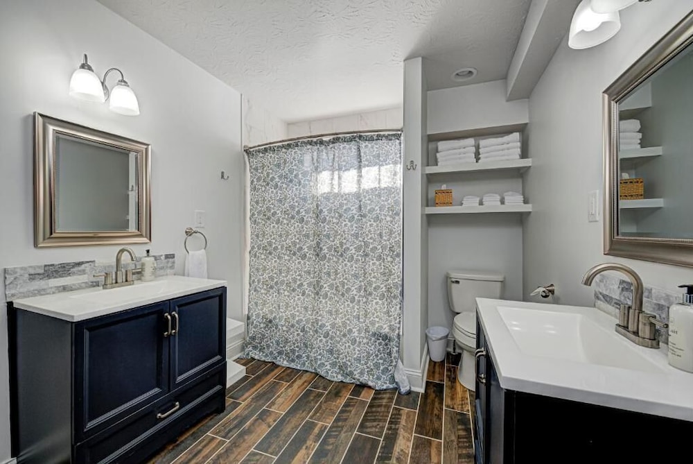 Spacious Home for Groups with Hot Tub in Indy