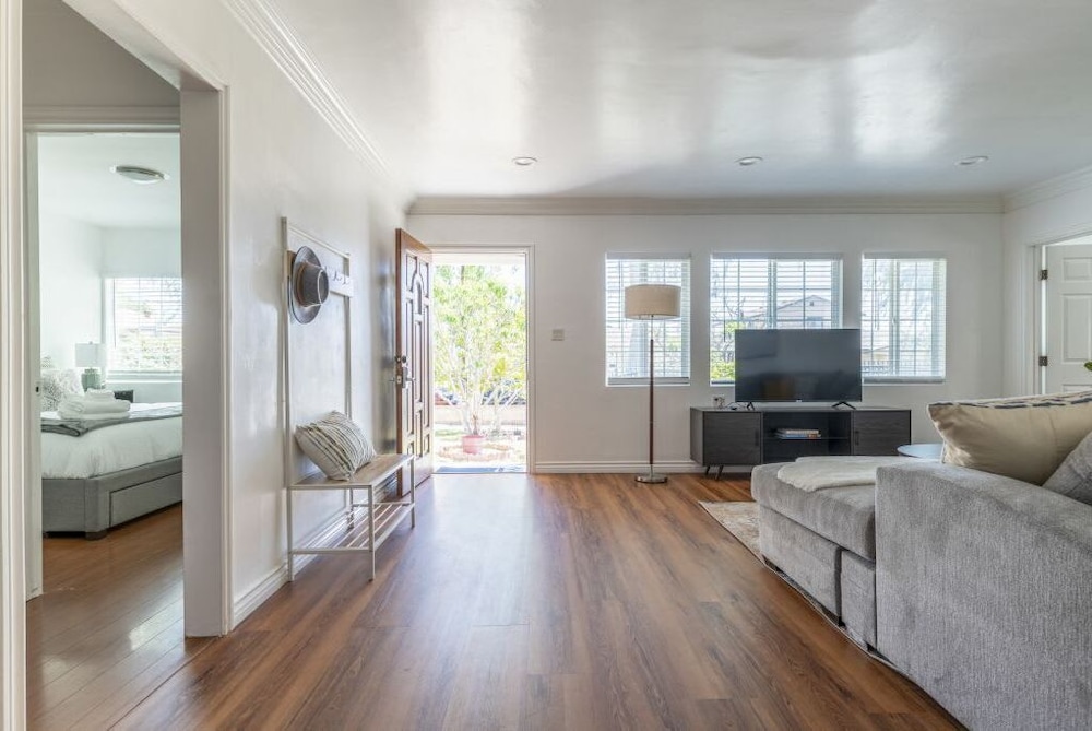 Charming Spacious Home - Modern Comforts, Prime Location