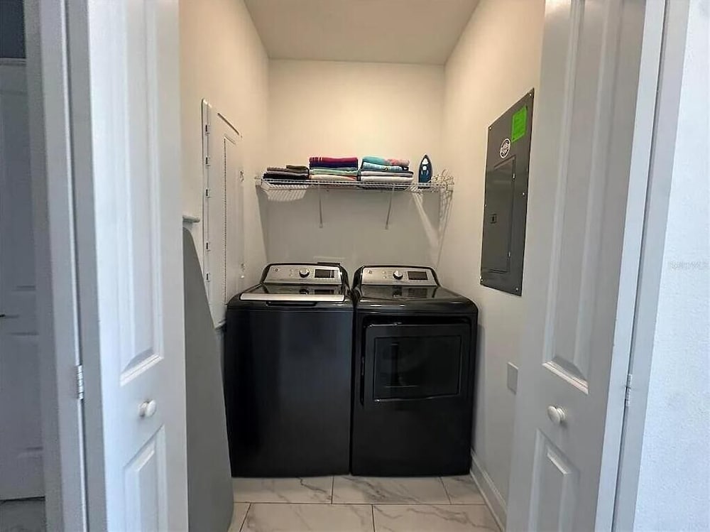 1010 SS - Modern Comfort Oasis