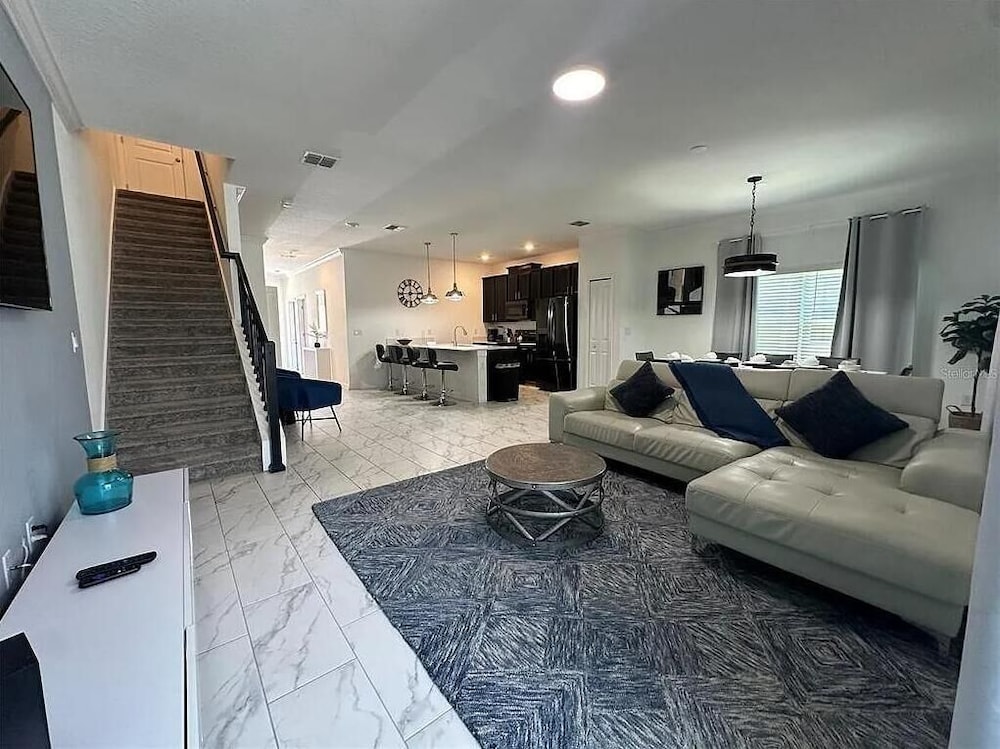 1010 SS - Modern Comfort Oasis