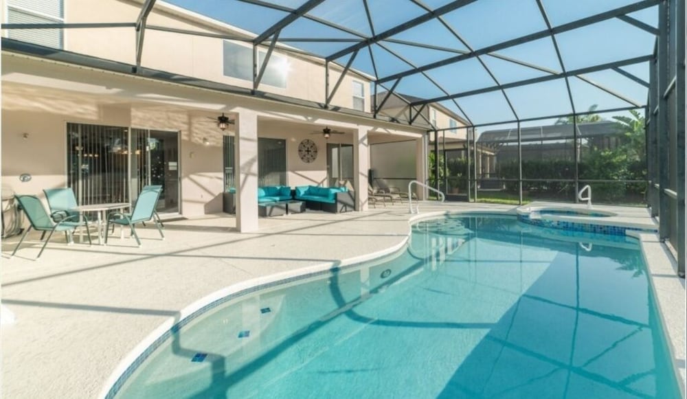 Spacious Emerald Island Home, Private Pool & Minutes To Disney! 6 Bedroom Villa