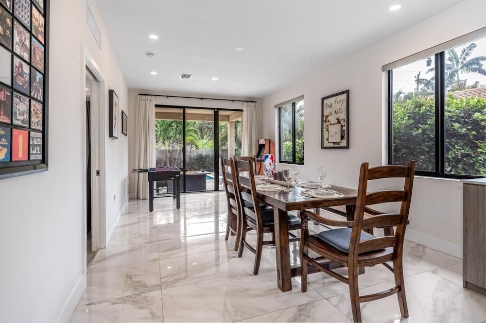Fox Sonata Downtown Pool House 3 Bedroom Home