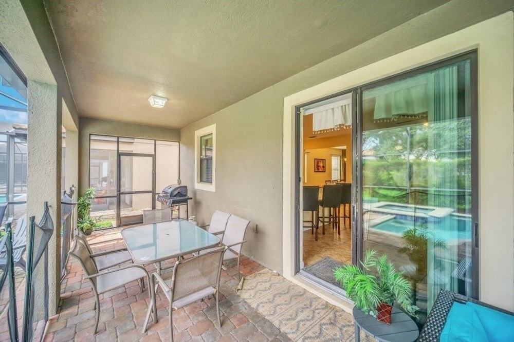 Incredible Pool Spa & Game Room Private Home! 6 Bedroom Villa