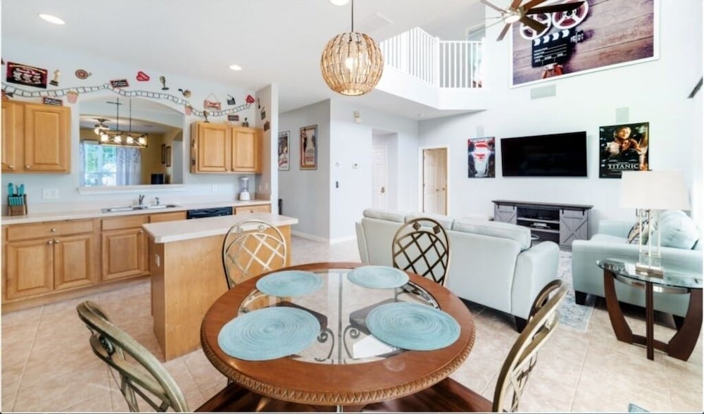 Spacious Emerald Island Home, Private Pool & Minutes To Disney! 6 Bedroom Villa