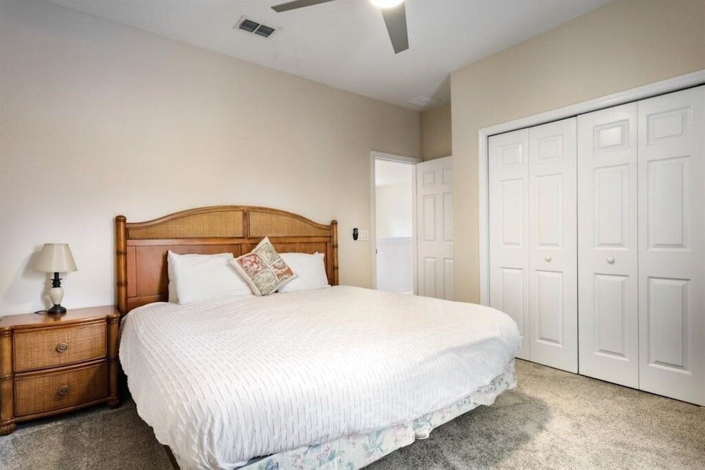 Beautiful 5 Bed Pool Home In Reunion 5 Bedroom Home by RedAwning view 3