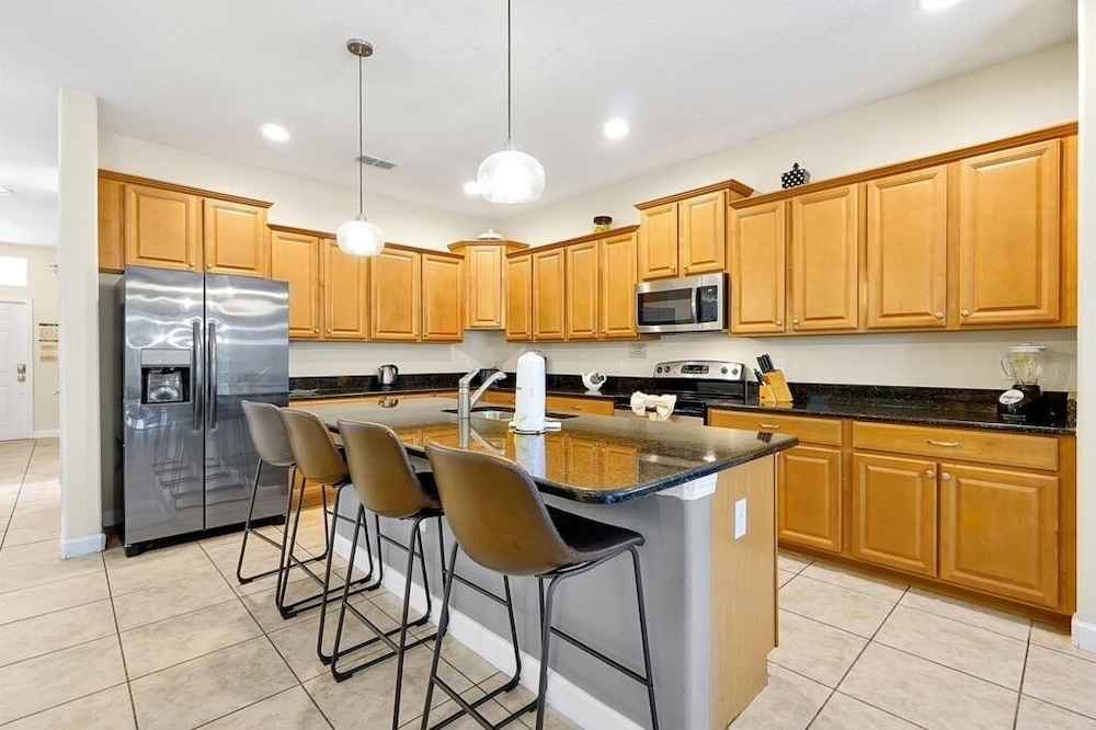 Spacious Vacation Home, No Rear Neighbors! Close To Clubhouse,bbq, Resort Community 6 Bedroom Home