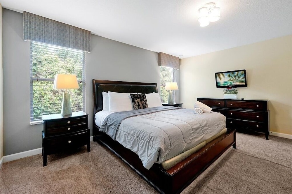 Spacious Vacation Home, No Rear Neighbors! Close To Clubhouse,bbq, Resort Community 6 Bedroom Home