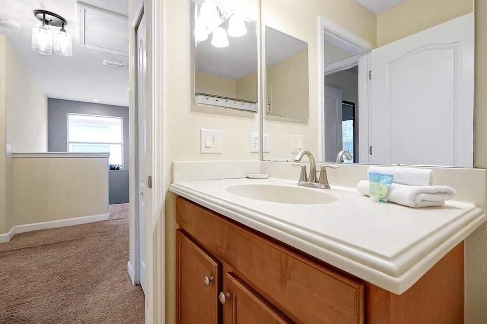Spacious Vacation Home, No Rear Neighbors! Close To Clubhouse,bbq, Resort Community 6 Bedroom Home