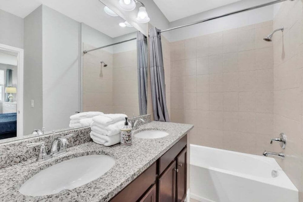 5 Bed Multiple Bunks Perfect For Kids With Pool! 5 Bedroom Townhouse
