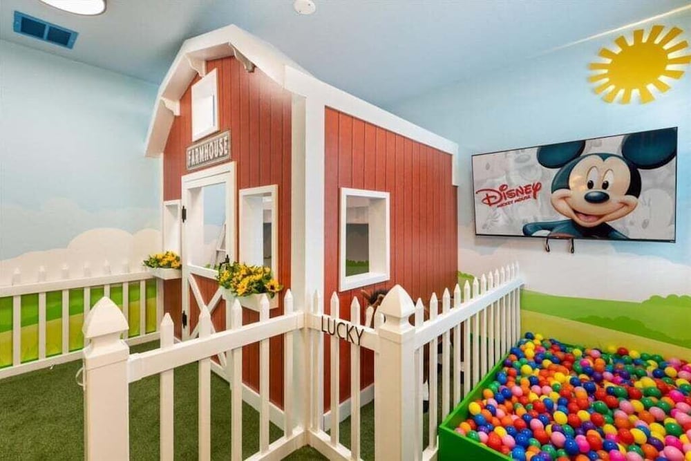 Mickey's Movie Mogul Theme Fun House! 7 Bedroom Villa