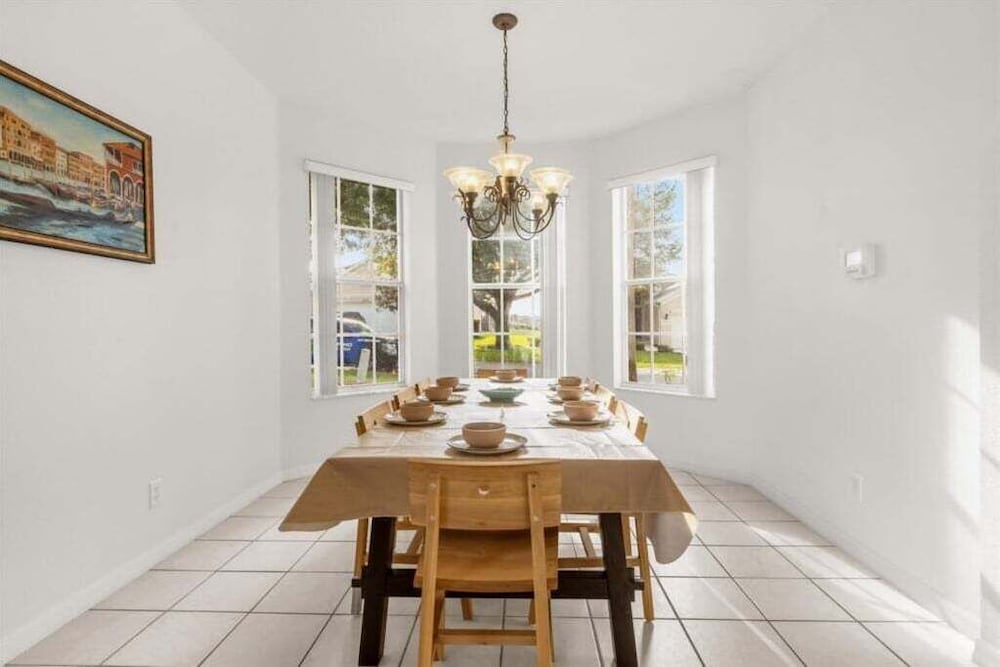 4 Bed Luxury Quiet & Private Home! 4 Bedroom Villa