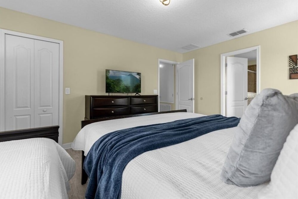 5 Bedrooms S / Champions Gate Home by RedAwning