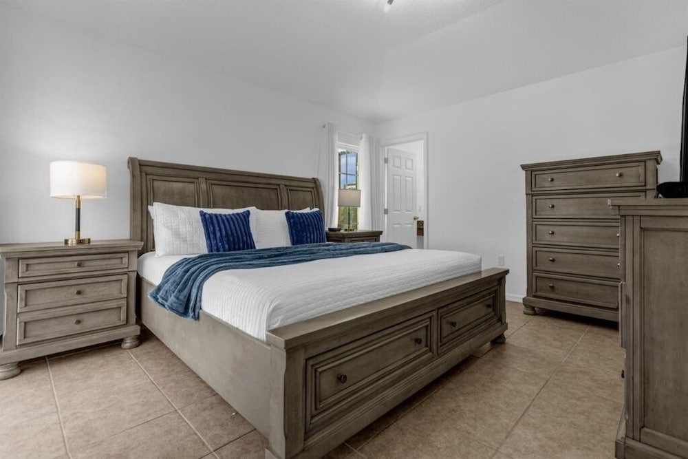 3 Bedrooms S / Lake Berkley Home by RedAwning view 2