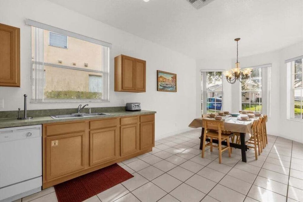 4 Bed Luxury Quiet & Private Home! 4 Bedroom Villa