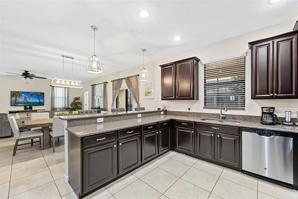 6 Beautiful Bedrooms 6 Baths Pool & Spa 6 Home by RedAwning view 5