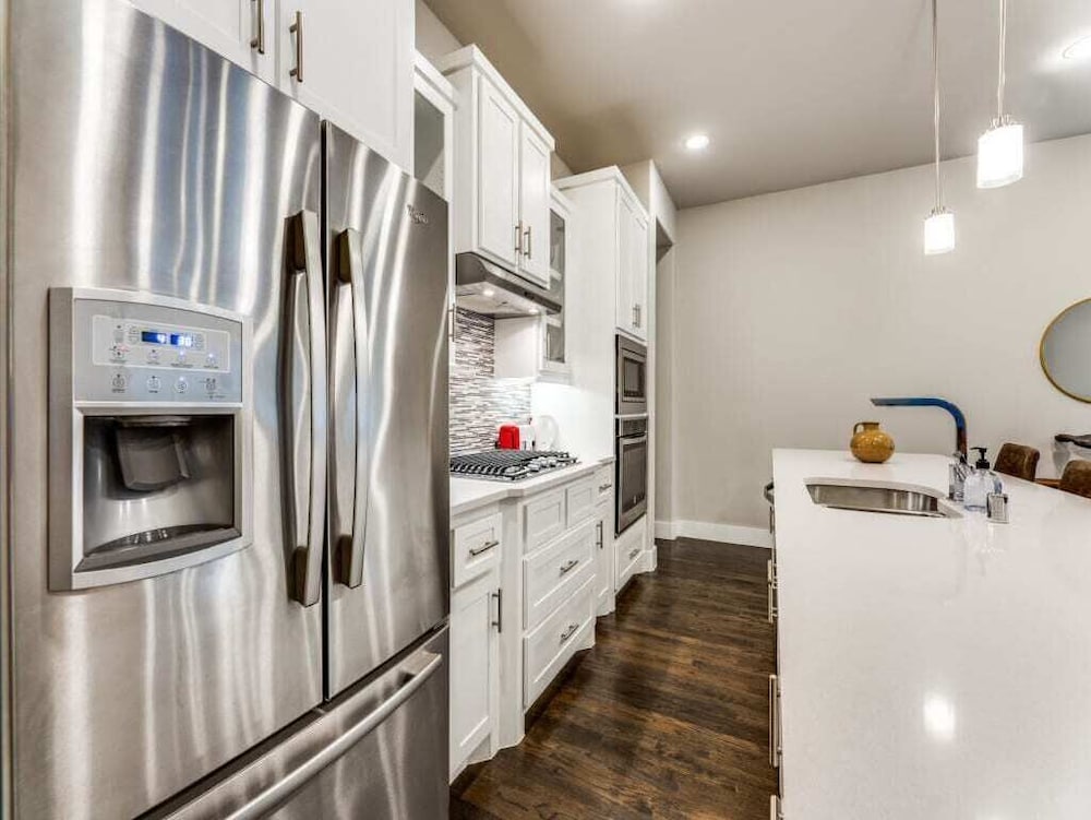 Cozysuites Uptown 3BR King Beds Skyline View
