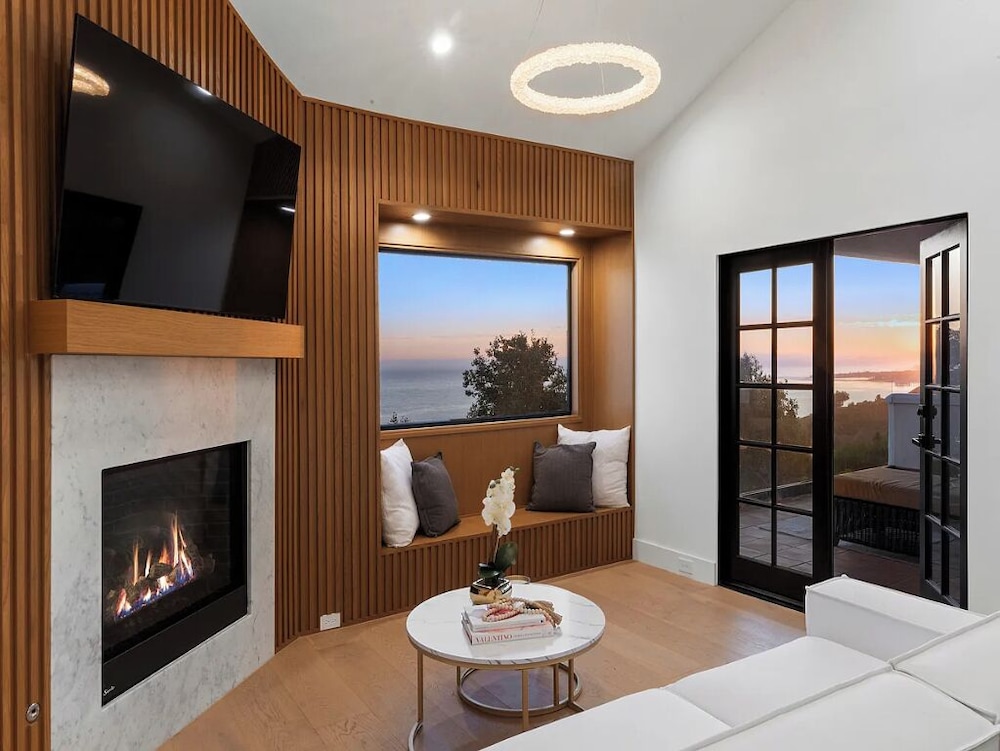 Villa Costera - Tree-lined Tranquility: 3-level Entertainer's Dream