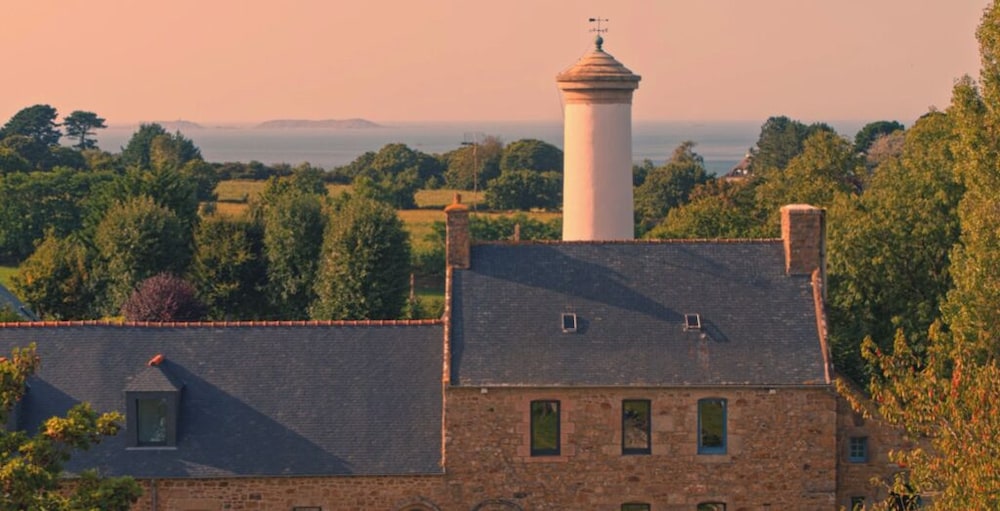 Sous Le Phare