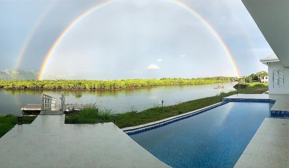 Lake Side Deluxe Villa - Image 2