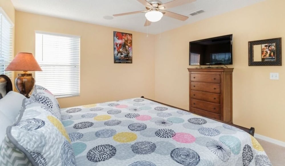 Spacious Emerald Island Home, Private Pool & Minutes To Disney! 6 Bedroom Villa