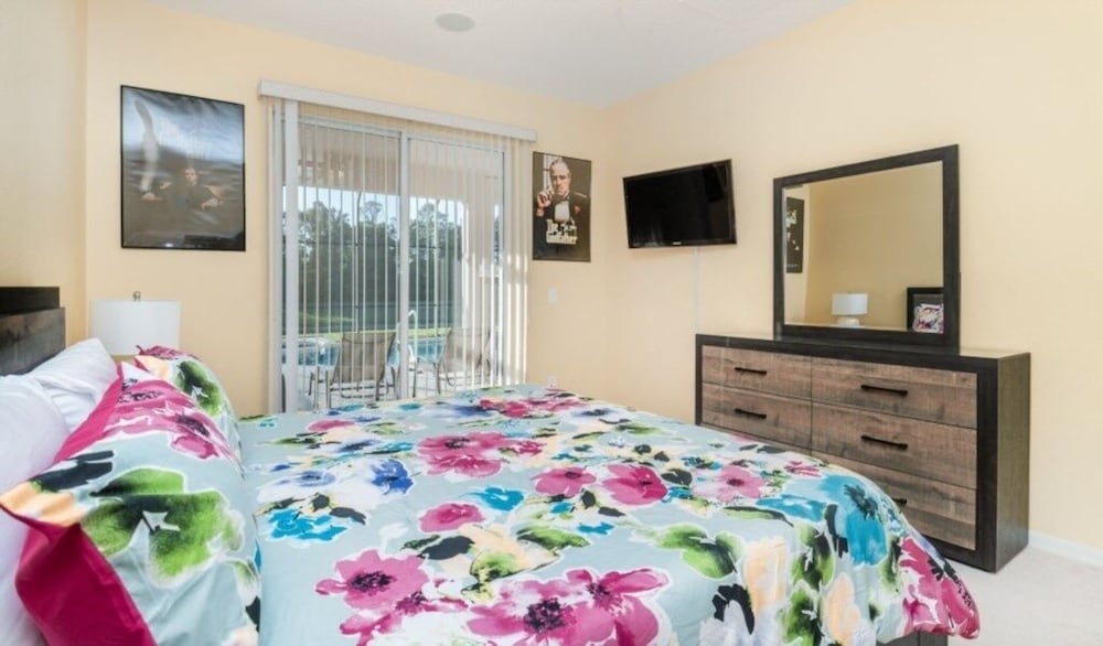 Spacious Emerald Island Home, Private Pool & Minutes To Disney! 6 Bedroom Villa