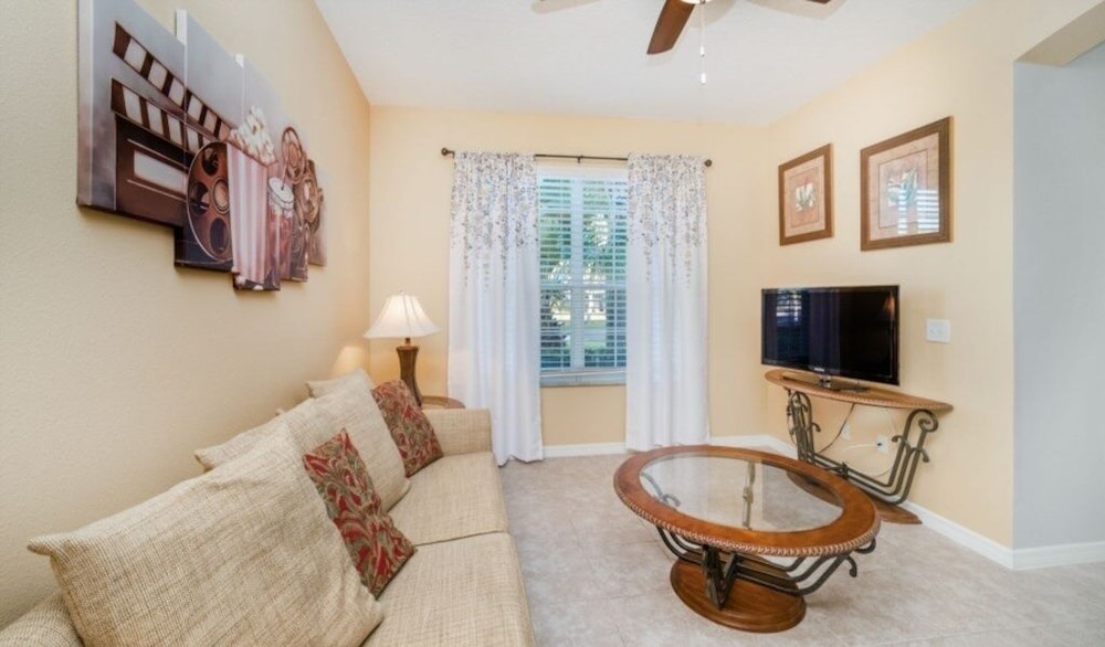 Spacious Emerald Island Home, Private Pool & Minutes To Disney! 6 Bedroom Villa