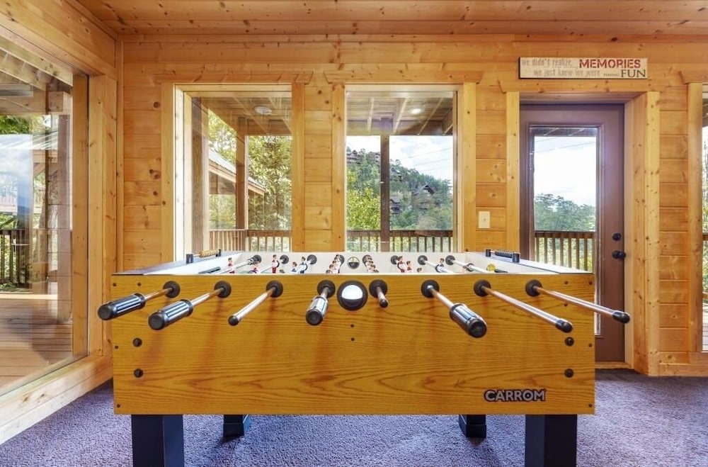 Valley View-tiful - 5 Bedrooms, 5 Baths, Sleeps 18 Home by RedAwning