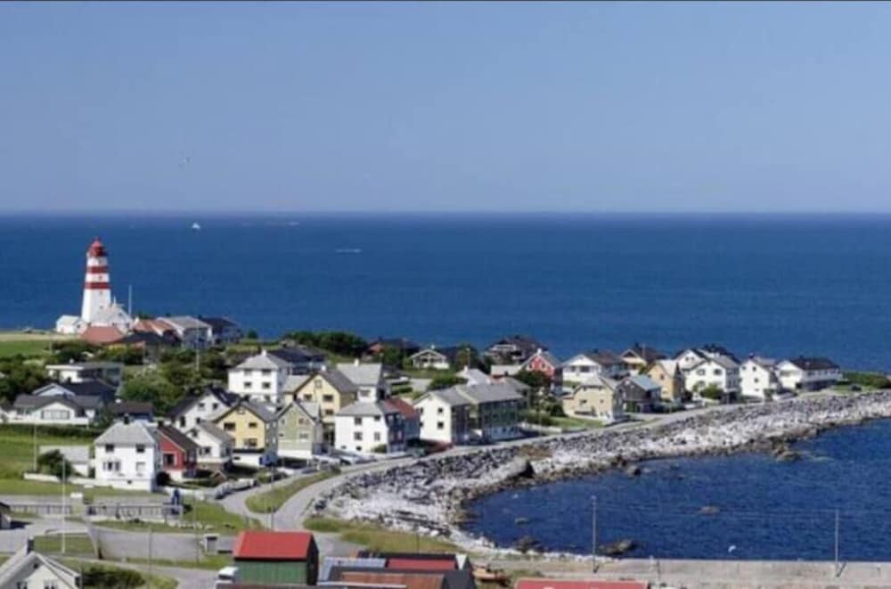 Family Friendly, Free Parking Space, Short Walk to Brosundet