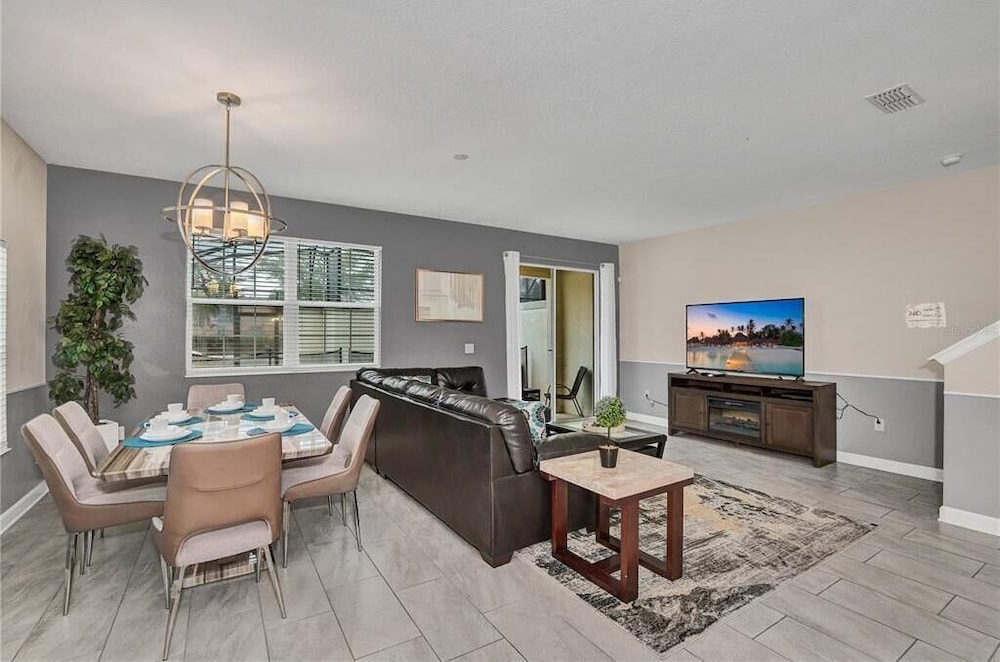 5021 WA - Stunning Townhome With Private Pool