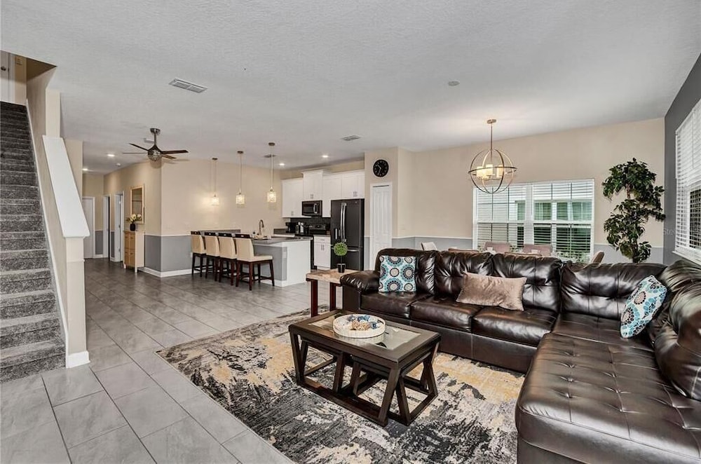 5021 WA - Stunning Townhome With Private Pool