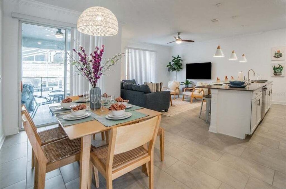 Stunning 4 Bed Townhome Pool & Waterpark 4 Bedroom Townhouse