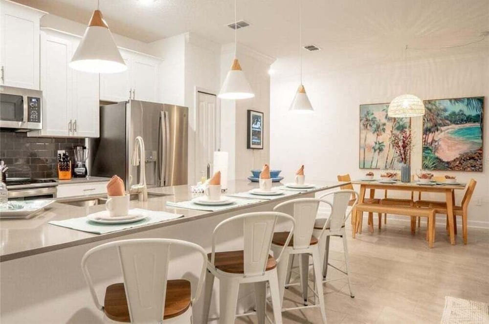 Stunning 4 Bed Townhome Pool & Waterpark 4 Bedroom Townhouse