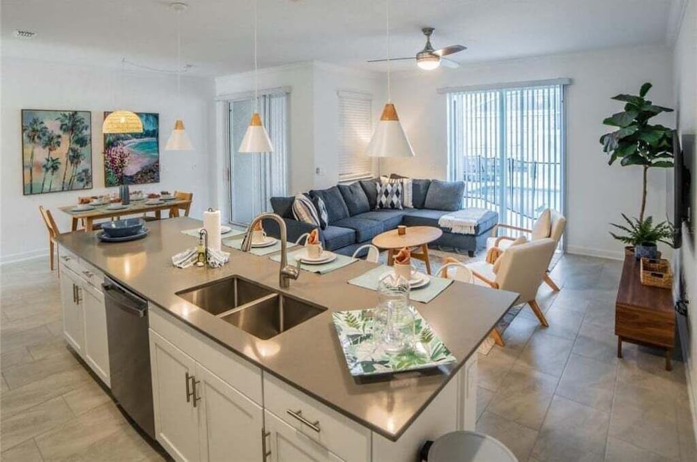 Stunning 4 Bed Townhome Pool & Waterpark 4 Bedroom Townhouse