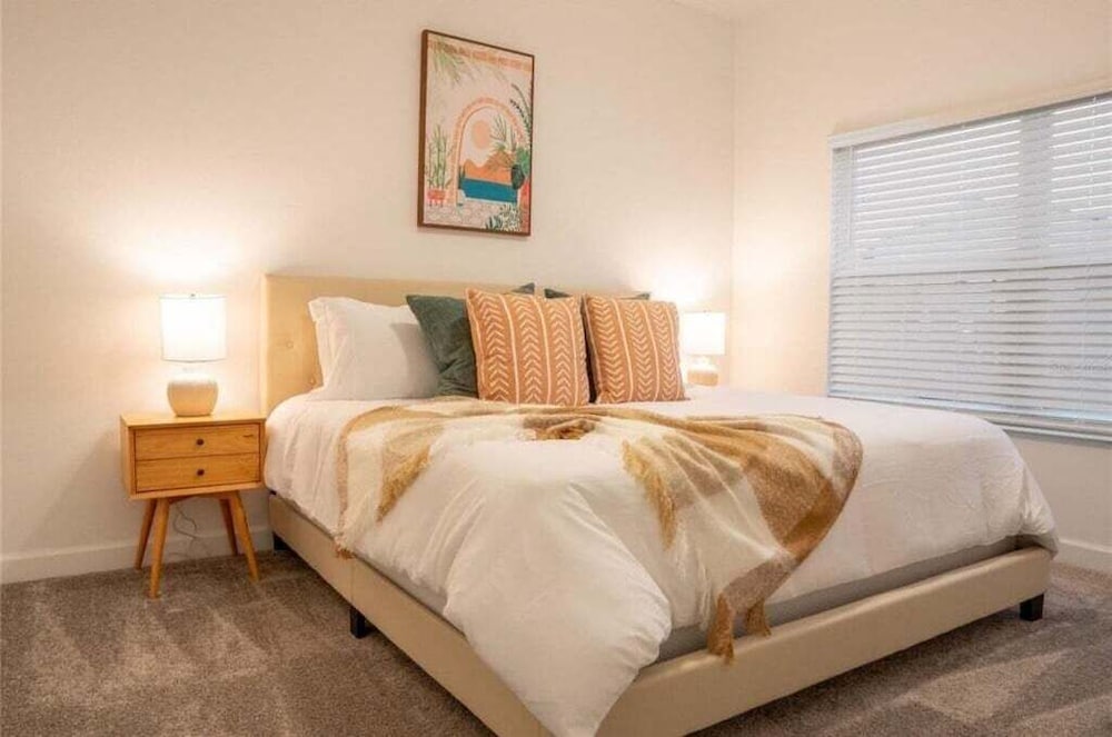 Stunning 4 Bed Townhome Pool & Waterpark 4 Bedroom Townhouse