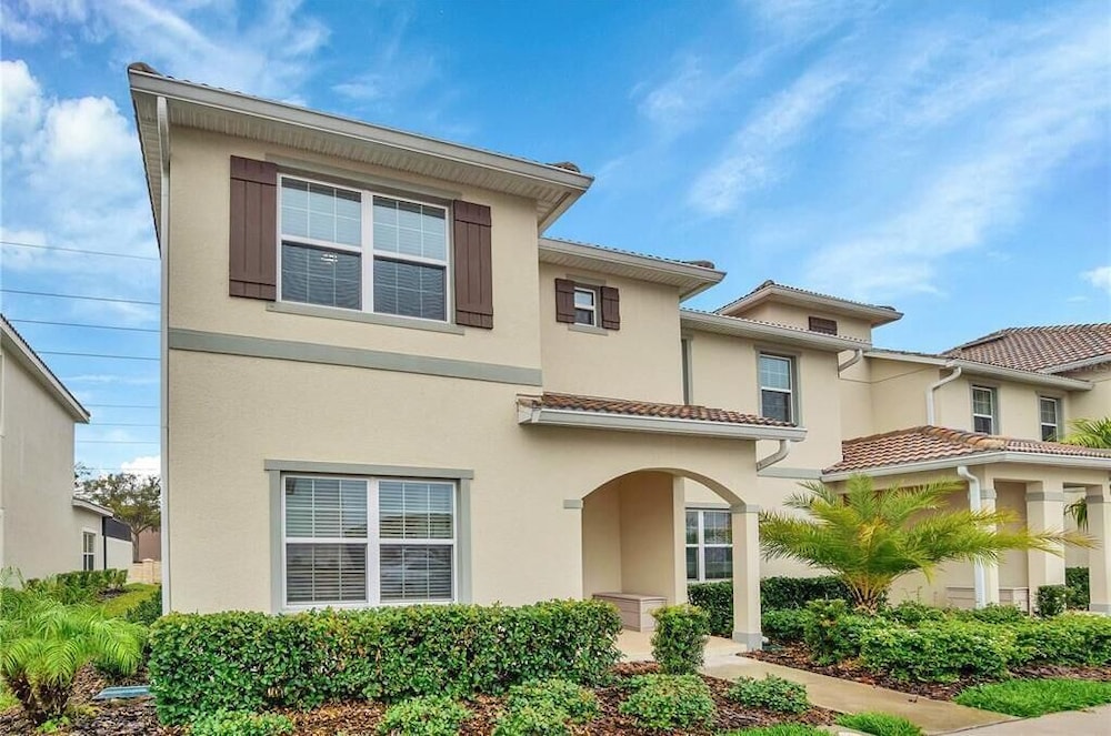 5021 WA - Stunning Townhome With Private Pool